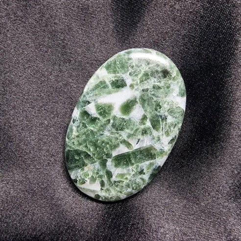 Cabujón oval de cuarzo con turmalina verde