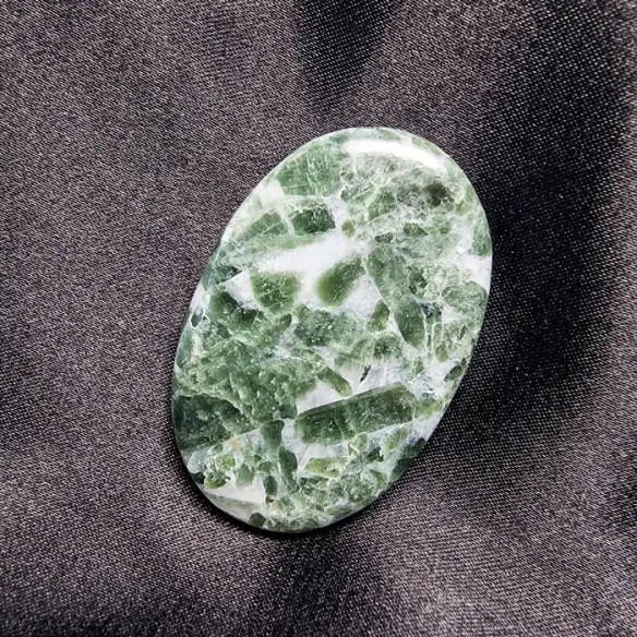Cabujón oval de cuarzo con turmalina verde