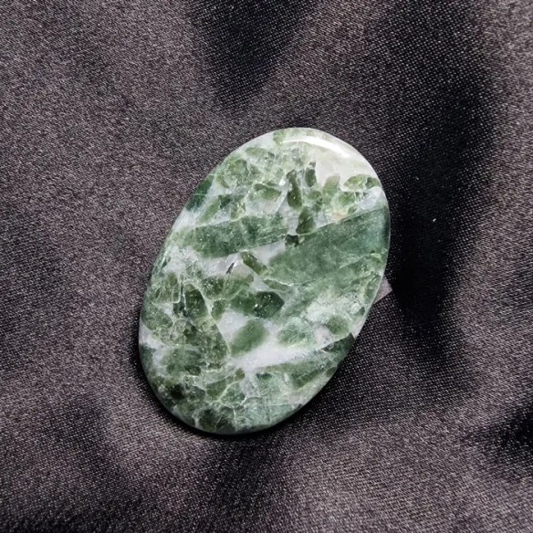 Cabujón oval de cuarzo con turmalina verde