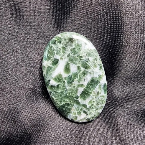 Cabujón oval de cuarzo con turmalina verde
