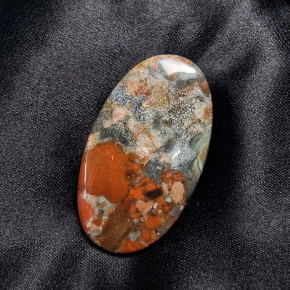 Cabujón oval de jaspe sardo rosella