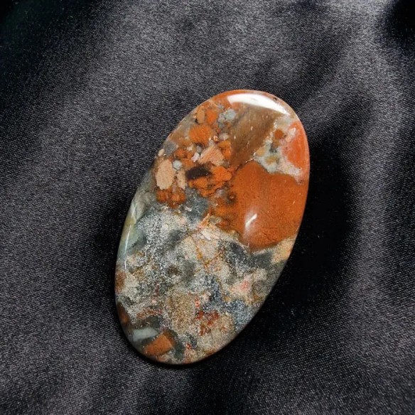 Cabujón oval de jaspe sardo rosella
