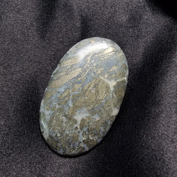 Cabujón oval de cuarzo con pirita