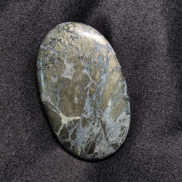Cabujón oval de cuarzo con pirita