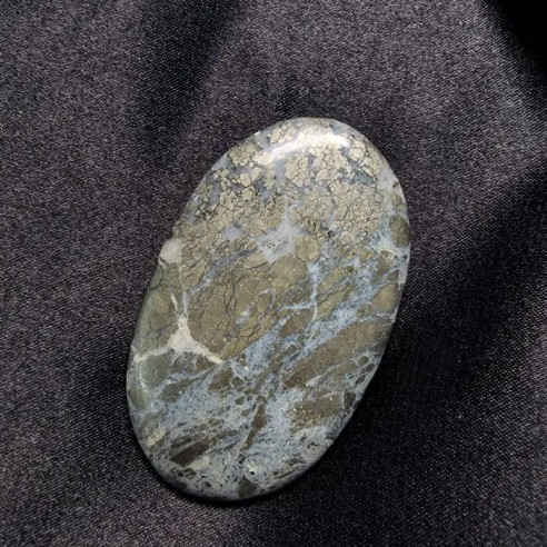 Cabujón oval de cuarzo con pirita