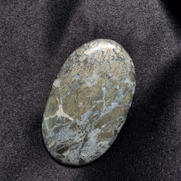 Cabujón oval de cuarzo con pirita