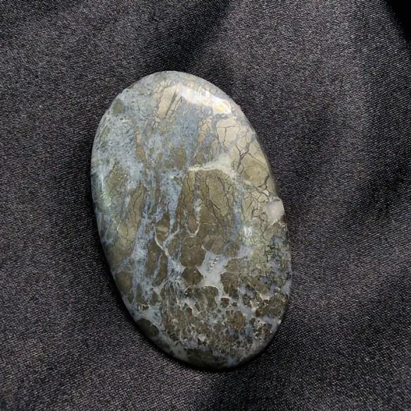 Cabujón oval de cuarzo con pirita