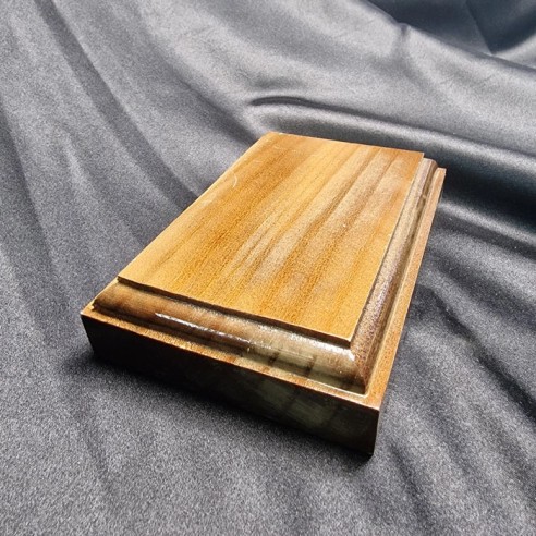 Peana de madera rectangular