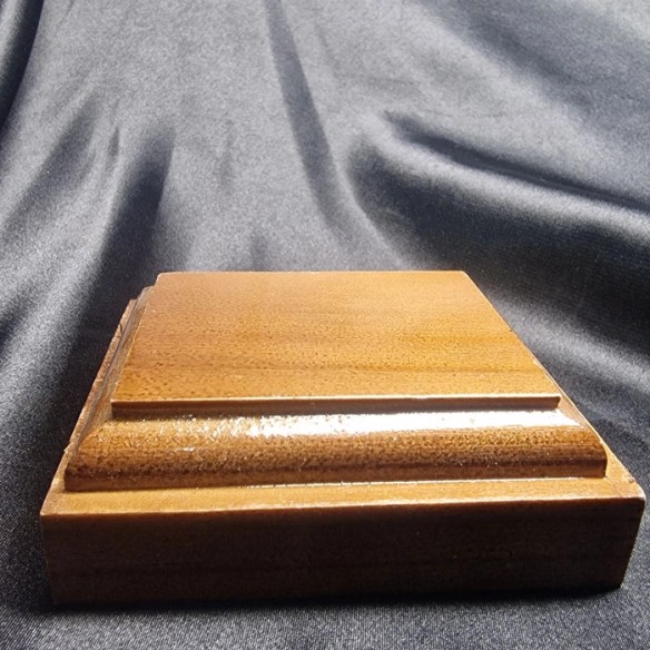 Peana de madera rectangular