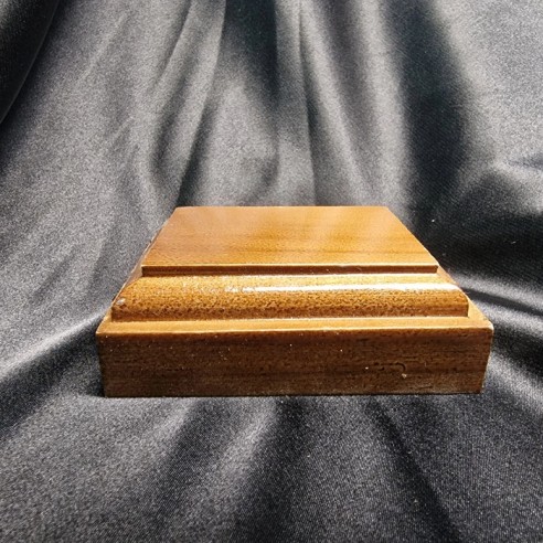 Peana de madera rectangular