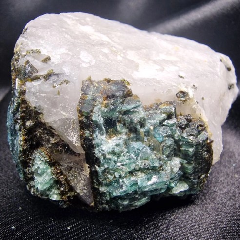 Cuarzo con turmalina azul – indigolita