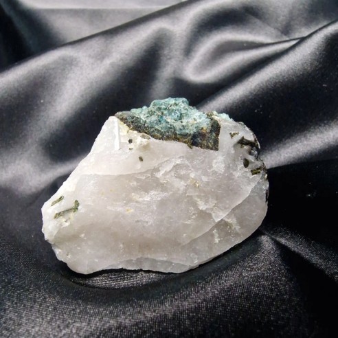 Cuarzo con turmalina azul – indigolita