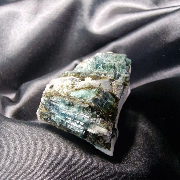 Cuarzo con turmalina azul – indigolita
