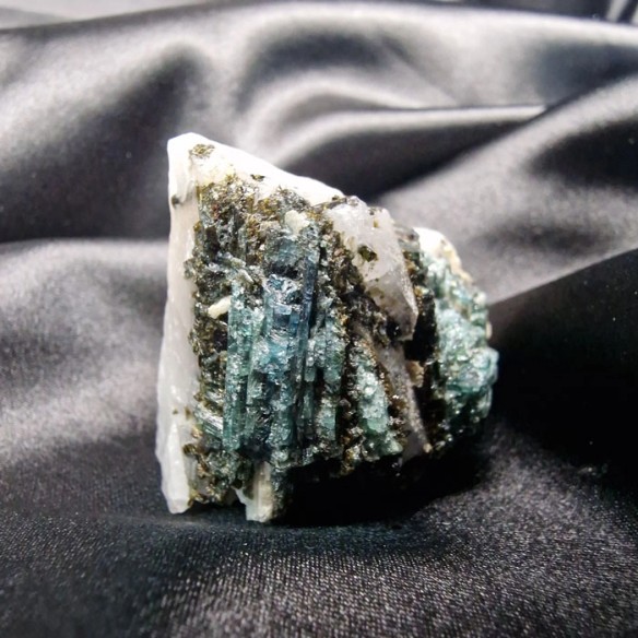 Cuarzo con turmalina azul – indigolita