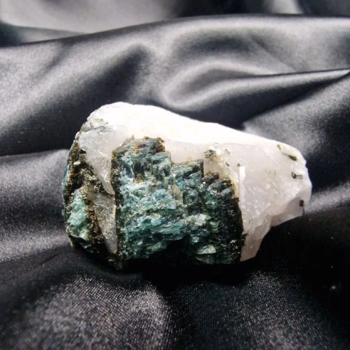 Cuarzo con turmalina azul – indigolita