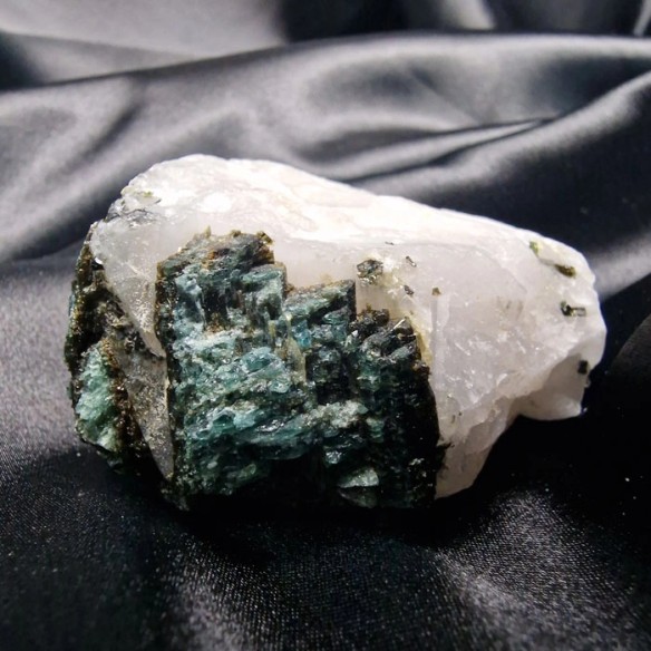 Cuarzo con turmalina azul – indigolita