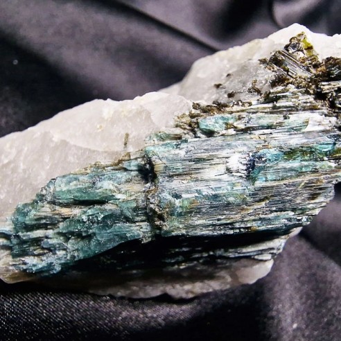Cuarzo con turmalina azul – indigolita