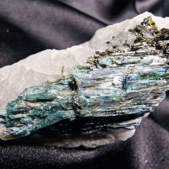 Cuarzo con turmalina azul – indigolita