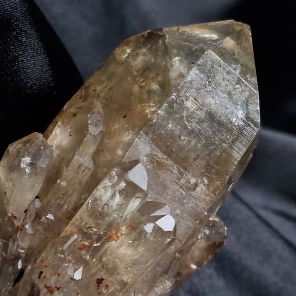 Cuarzo acitrinado natural drusa de cristales procedente del Congo