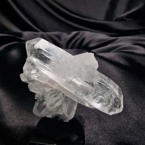 Quars mestre biterminat . Tots dos extrems acaben en puntes afilades. Crtistalljoia, 40 anys de minerals.