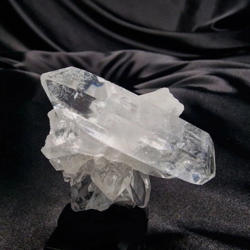 Quars mestre biterminat . Tots dos extrems acaben en puntes afilades. Crtistalljoia, 40 anys de minerals.