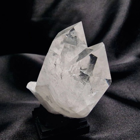 Fused twin master quartz. Two quartz crystals joined by only one of their faces