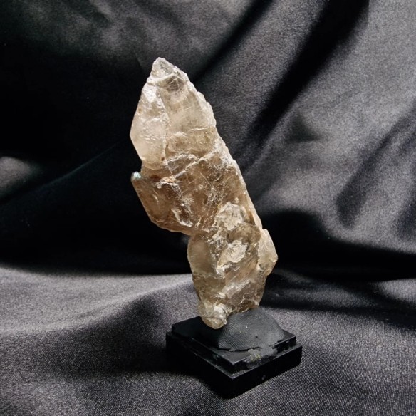 Elestialmaster quartz. Crystals forming scales
