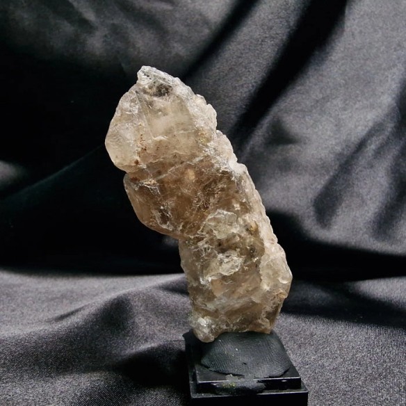 Elestialmaster quartz. Crystals forming scales