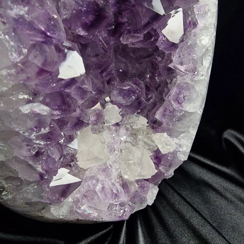Drusa d’ametista amb cristalls de calcita, bellesa natural única