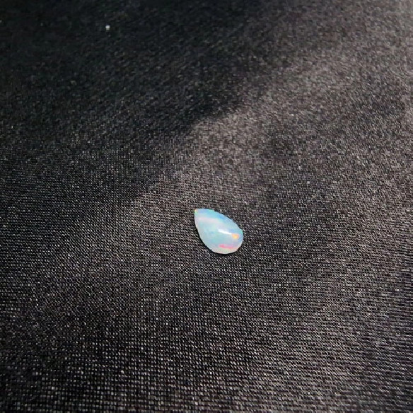 Cabujón en forma de gota de ópalo australiano