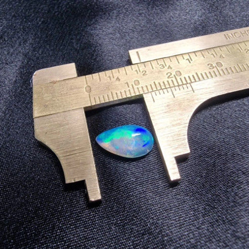 Cabujón en forma de gota de ópalo australiano.