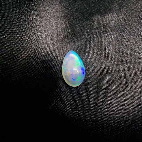 Cabochão gota de opala australiana. O arco-íris em pedra.