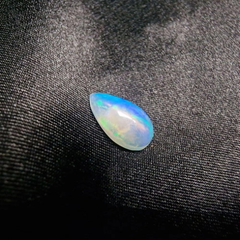 Cabochão gota de opala australiana. O arco-íris em pedra.