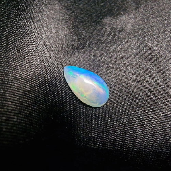 Cabochão gota de opala australiana. O arco-íris em pedra.