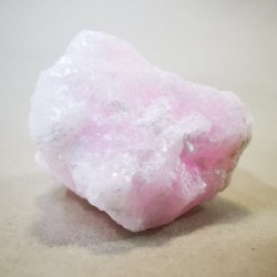 Aragonito rosa- mineral en bruto- peru