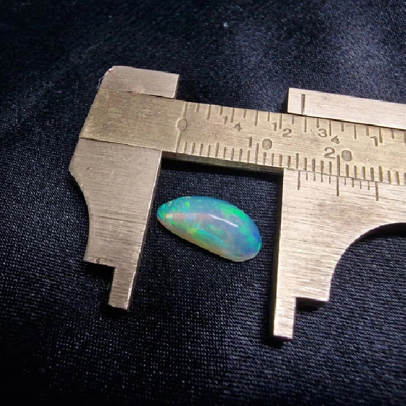 Cabujón en forma de gota de ópalo australiano