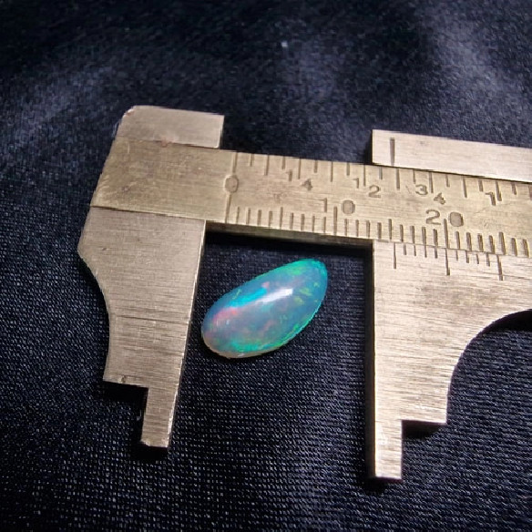 Cabujón en forma de gota de ópalo australiano