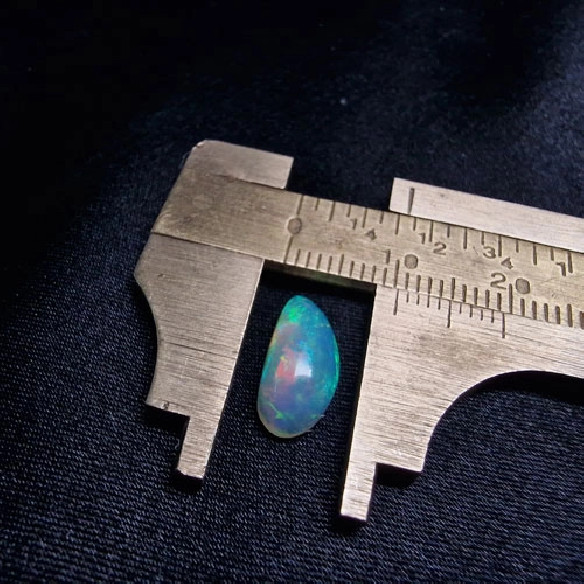 Cabujón en forma de gota de ópalo australiano
