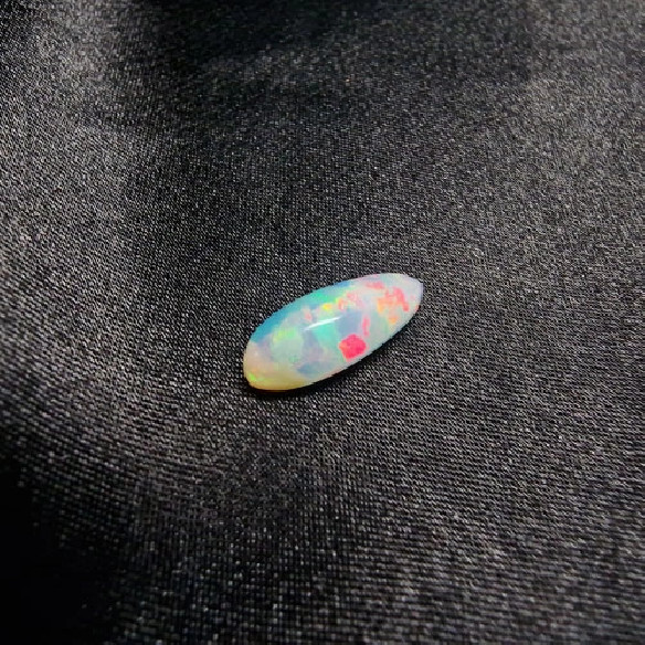 Ópalo Australiano. Cabujón Oval 9x15 mm Gema natural de colección