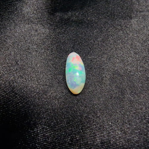 Ópalo Australiano. Cabujón Oval 9x15 mm Gema natural de colección