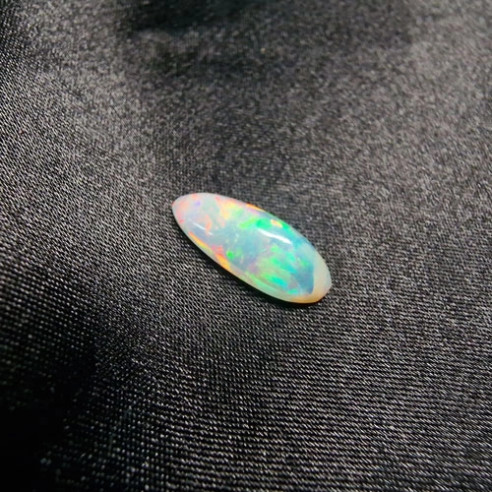 Ópalo Australiano. Cabujón Oval 9x15 mm Gema natural de colección