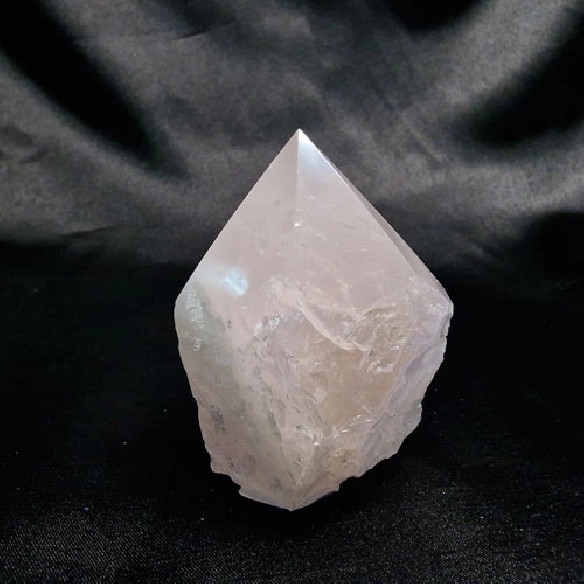 Punta pulida de cuarzo rosa aura