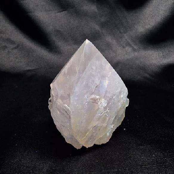Punta pulida de cuarzo rosa aura