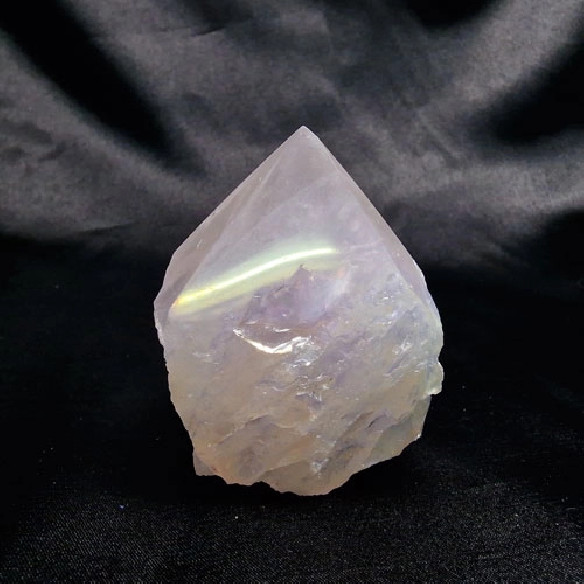 Punta pulida de cuarzo rosa aura
