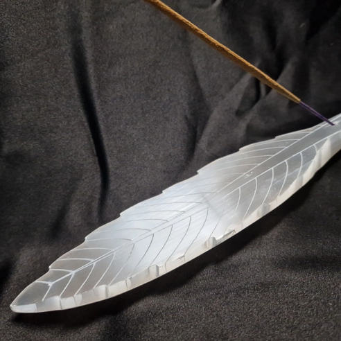 Portaincienso en forma de hoja de selenita, comprar minerales Barcelona Cristalljoia