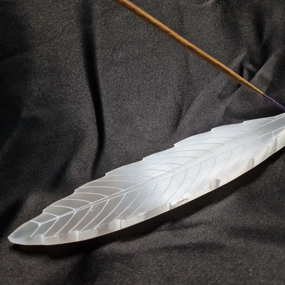 Portaincienso en forma de hoja de selenita, comprar minerales Barcelona Cristalljoia