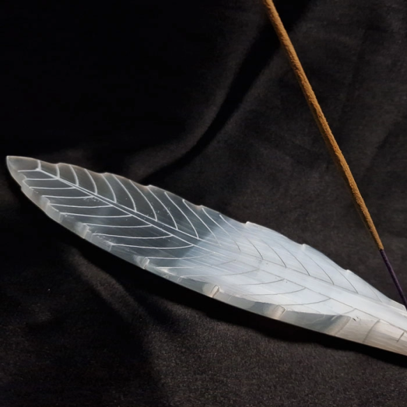 Portaincienso en forma de hoja de selenita, comprar minerales Barcelona Cristalljoia