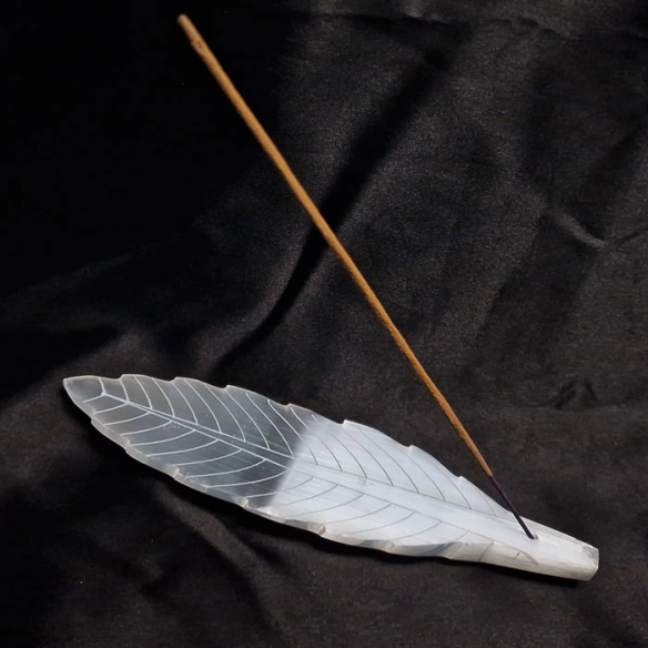 Portaincienso en forma de hoja de selenita, comprar minerales Barcelona Cristalljoia