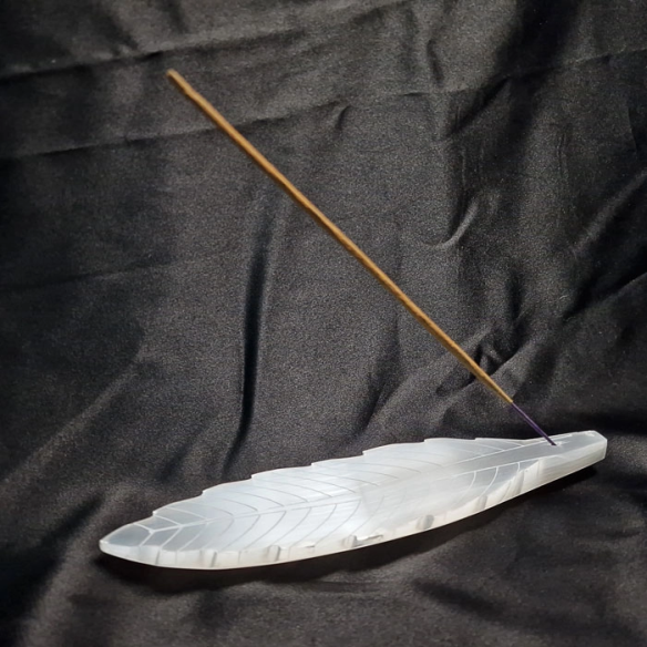 Portaincienso en forma de hoja de selenita, comprar minerales Barcelona Cristalljoia