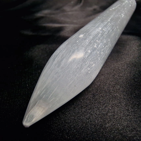 Punta de masaje de selenita, comprar selenita y minerales en Cristalljoia Barcelona